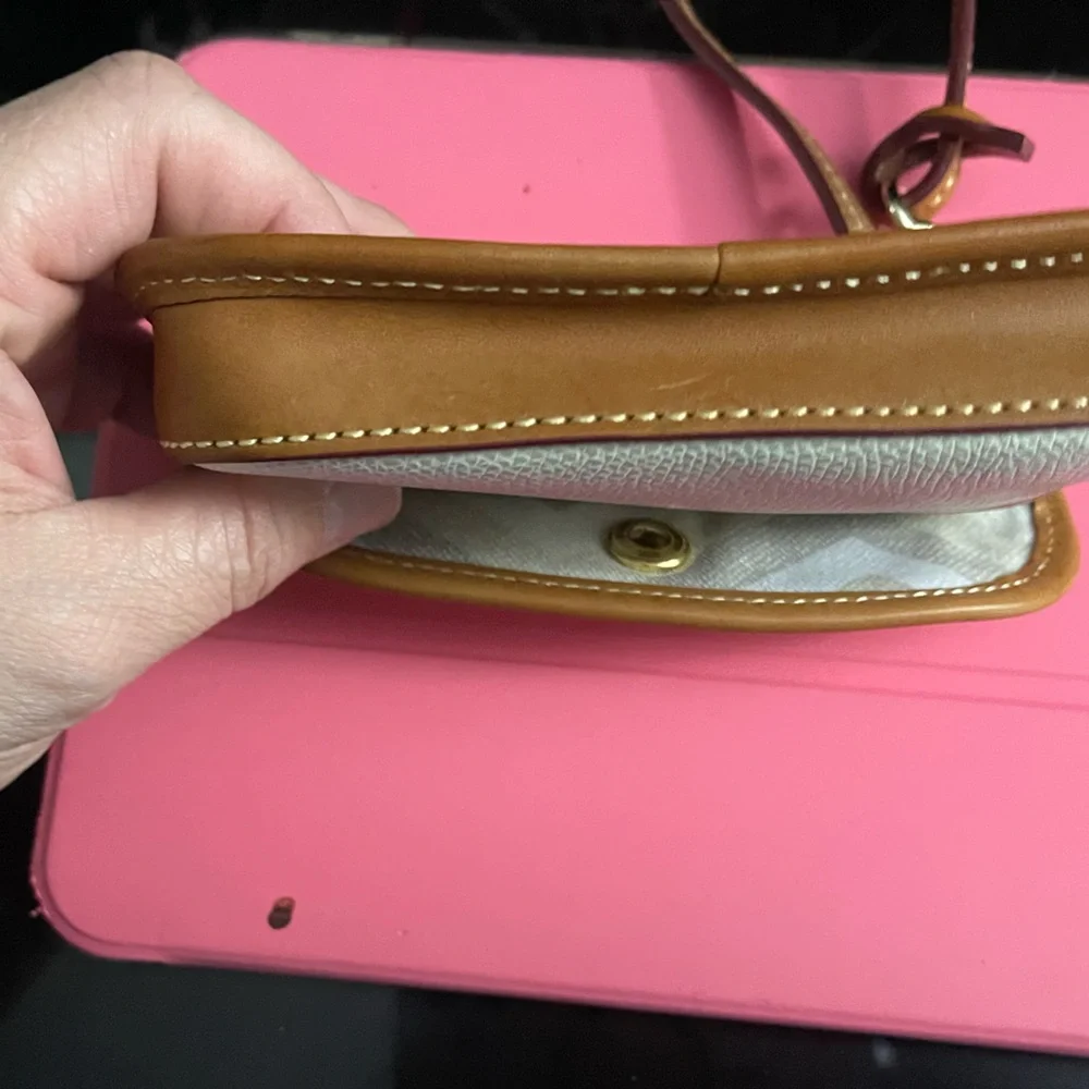 Dooney & Bourke White and Tan Clutch with Gold Accents NEW WITHOUT TAGS. - Picture 11 of 12